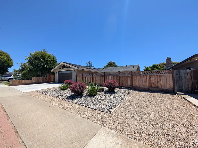 1261 Gloria Dr — Photo 2