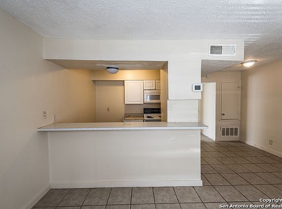 2nd image of 200 E Courtland Pl APT 04