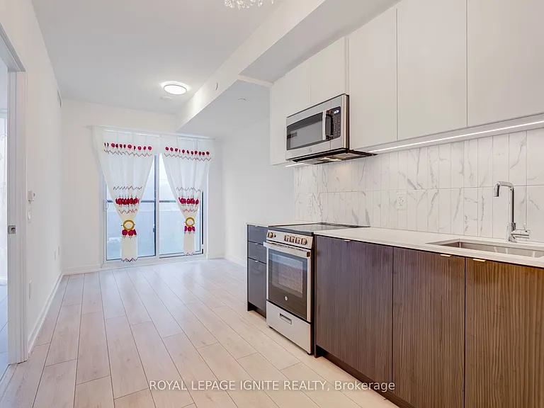 500 Dupont St #510 — Photo 11