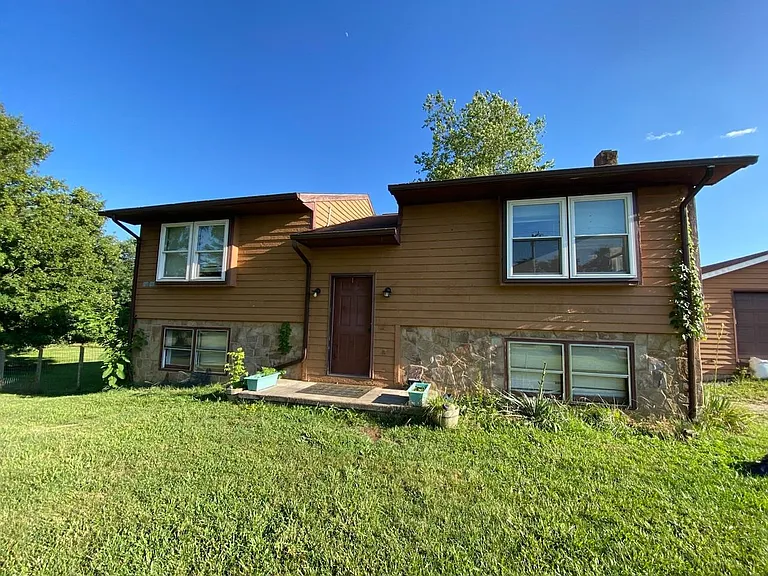 1819 Bishop Rd — Photo 1
