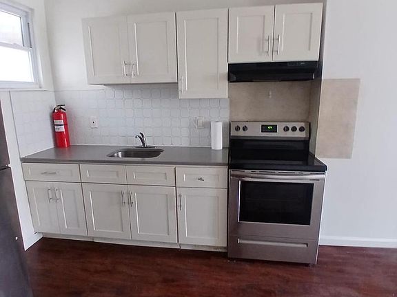 2nd image of 6043 Vine St