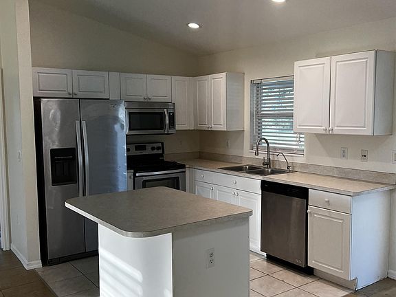 3rd image of 2917 NE 6th Pl