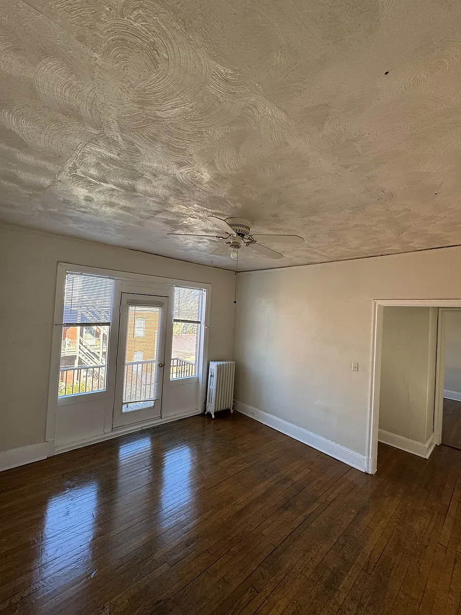 Building Photo - 203 N Plum St #5