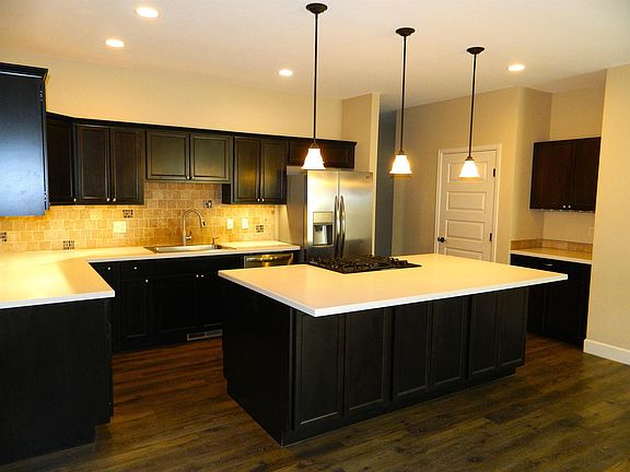 2nd image of 207 Hideaway Ln
