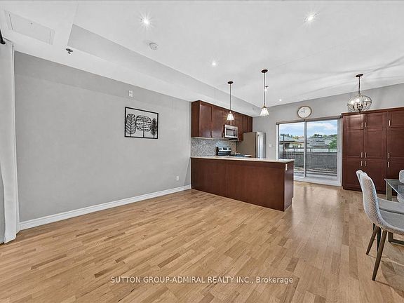 4th image of 2 Maxwell St #202