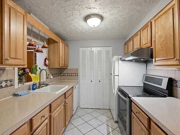 3rd image of 46 Greentree Ln APT 16