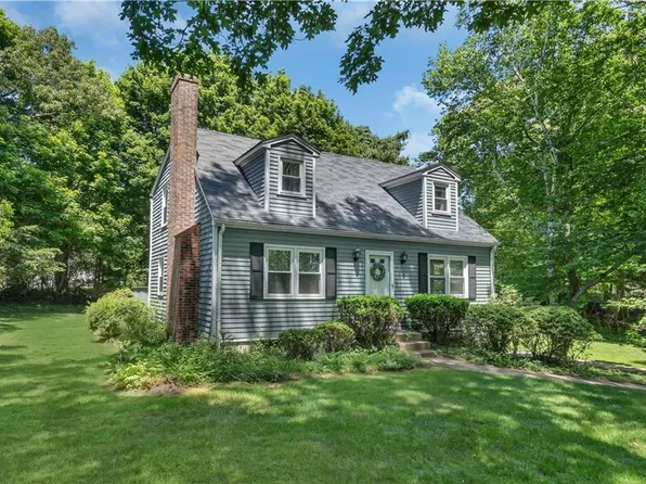 27 Fairway Dr, North Kingstown, RI 02852