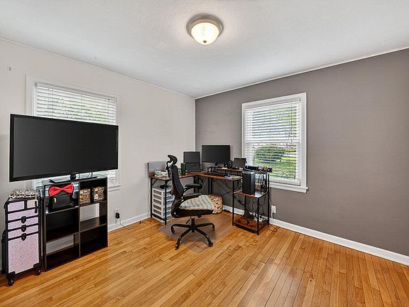 5th image of 3320 Oakcrest Dr