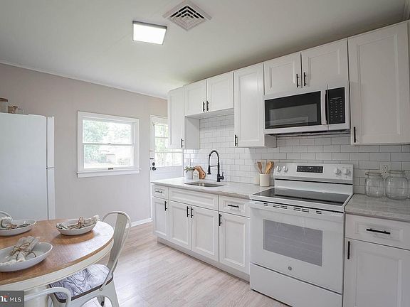 3rd image of 104 Elmwood Rd