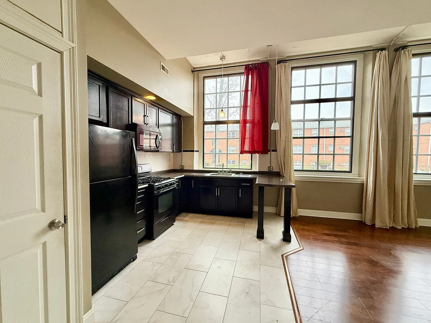 Spacious 1 Bedroom Apartment For Rent In Chester Pa $1200 — Photo 3