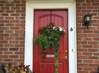 6 Heffernan St, Leeds, MA 01053