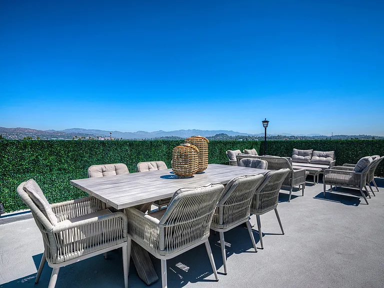 338 N Mariposa Ave — Photo 45