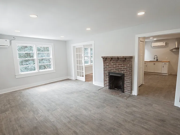 338 S Locust Ave — Photo 5