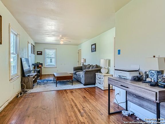 5th image of 251 Lyric Ave