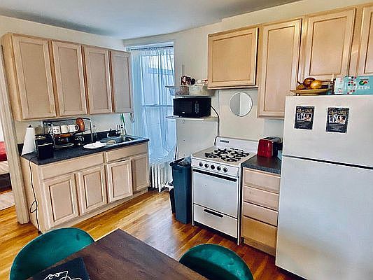 5th image of 208 E 7th St APT 28