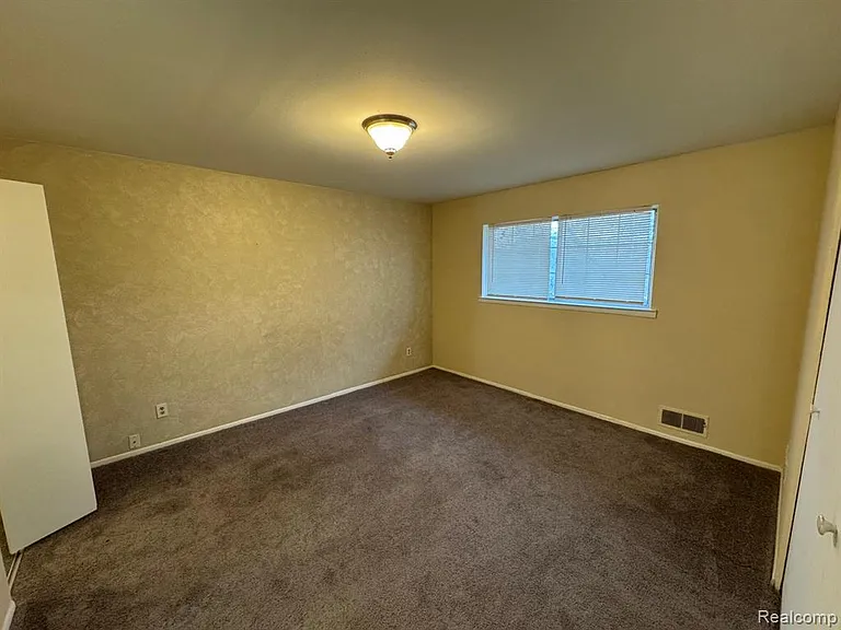 587 E Fox Hills Dr — Photo 11