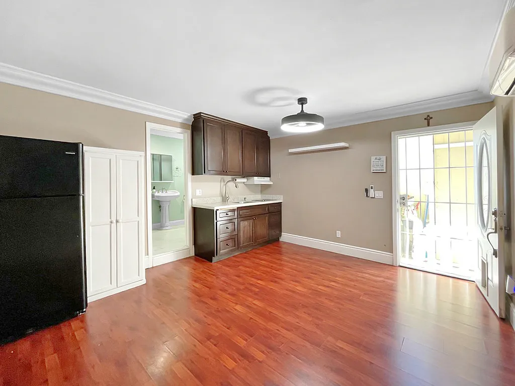 1 bed, 400 sqft, $2,100 — Photo 2