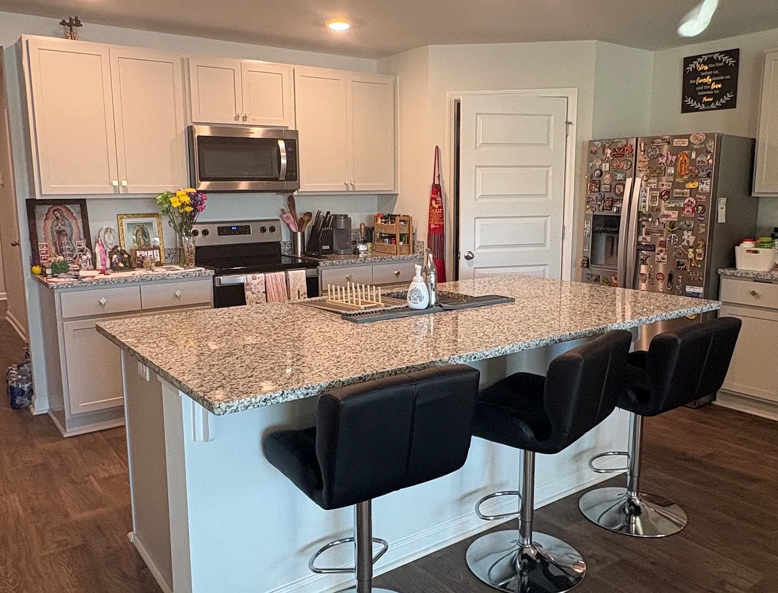 Lakefront 4 bed 2 bath + Pet Friendly — Photo 4