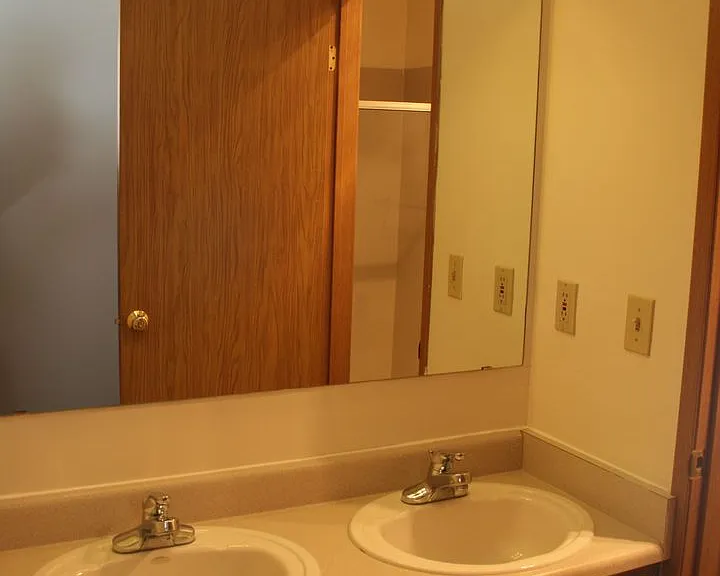 Adams Court Apartments — Photo 95