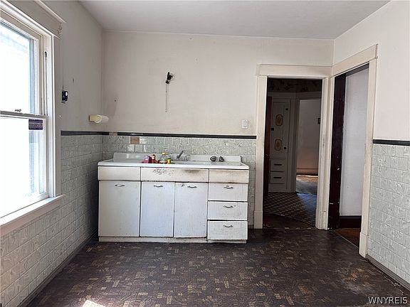 4th image of 252 Roslyn St