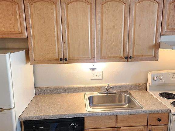 4th image of 918 S Logan St APT 102