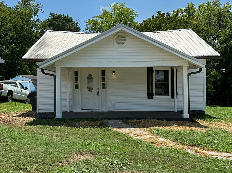 3 bed, 1.0 bath, 1062 sqft, $1,695 — Photo 2