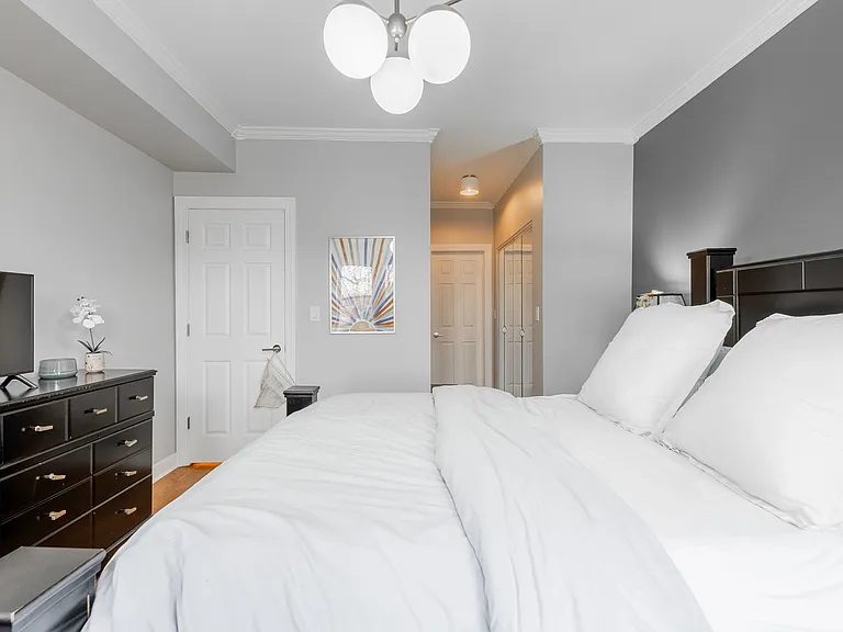 3214 W Berteau Ave #2 — Photo 6