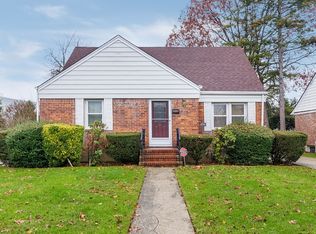21 Surrey Ln, New Hyde Park, NY 11040