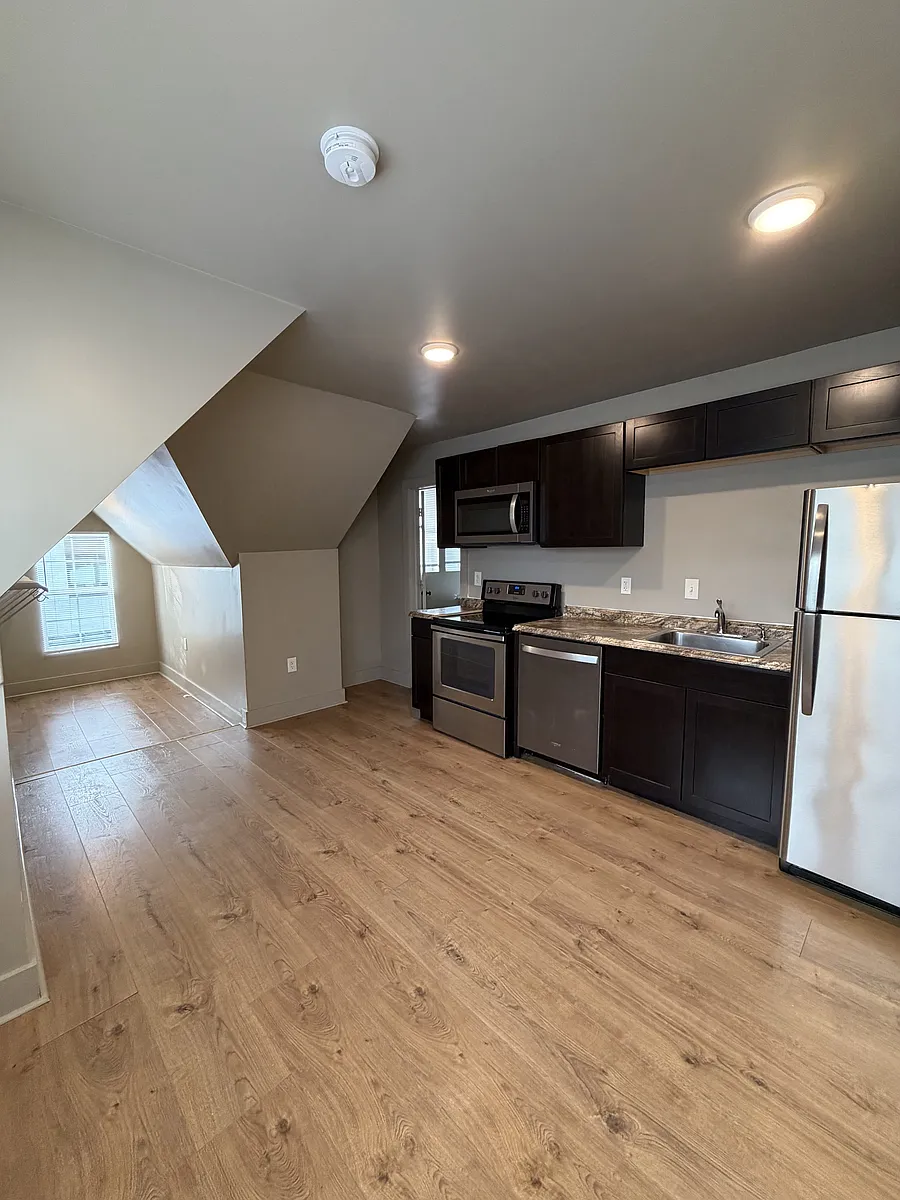 Building Photo - 103 E Driscoll Dr #6