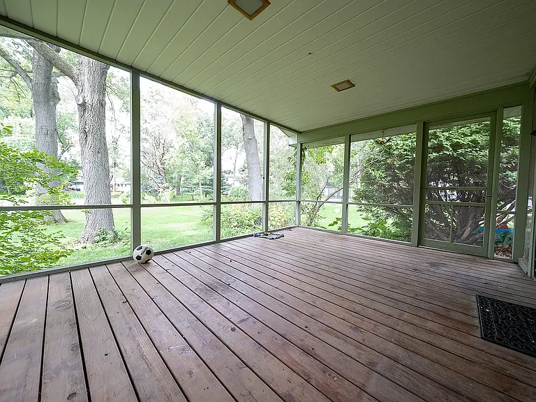 2416 Queens Dr — Photo 25