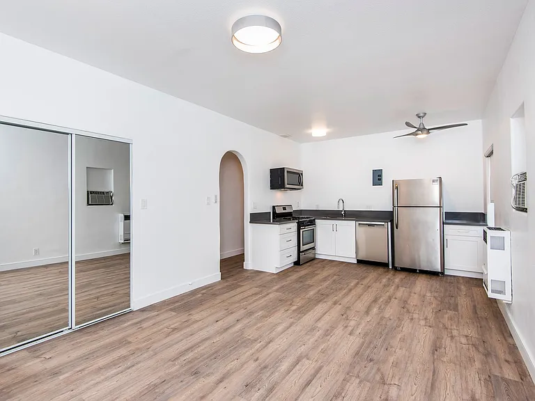 1439 N Curson Ave — Photo 36