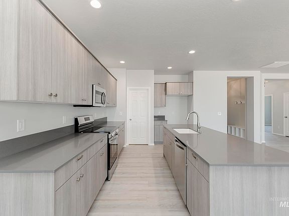5th image of 205 Aquamarine Ave