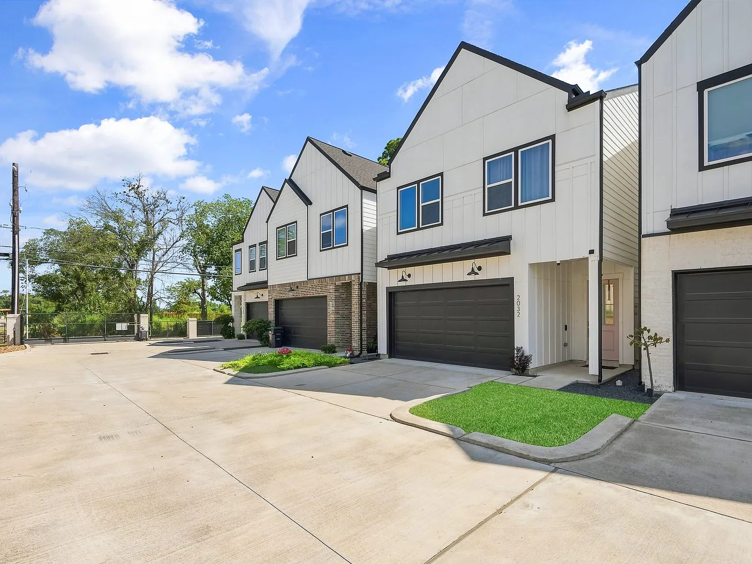 3 bed, 2.5 bath, 1904 sqft, $2,500 — Photo 3