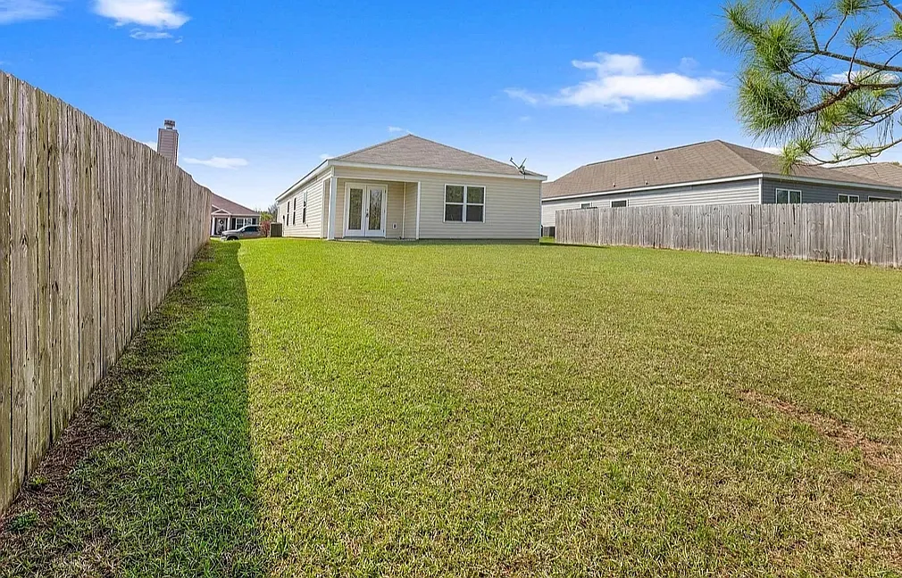 3 bed, 1381 sqft, $1,900 — Photo 2