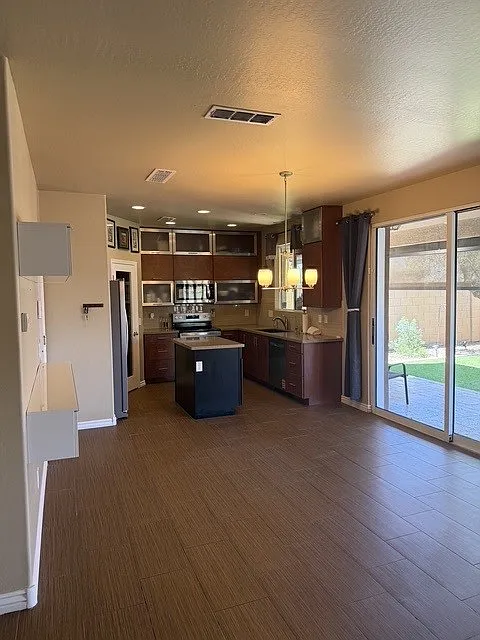 3 bed, 1547 sqft, $2,400 — Photo 2