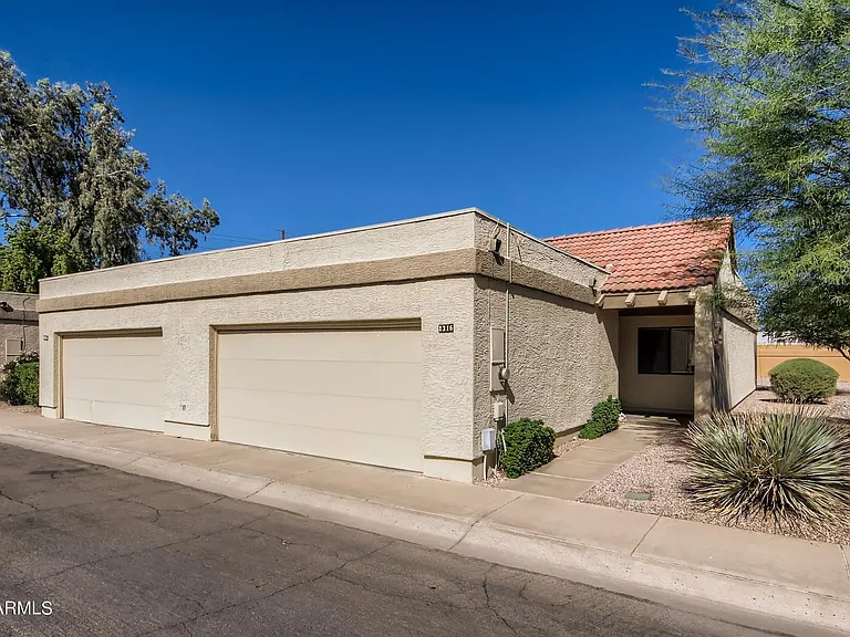 1316 E Susan Ln — Photo 2