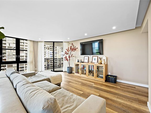 5th image of 1915 Brickell Ave #1001