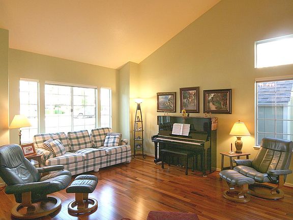 Living Room w/High Ceiliings