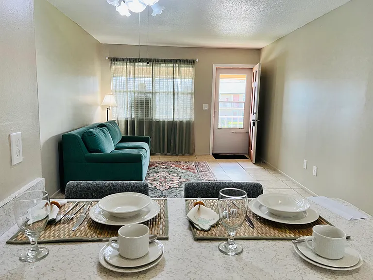 1100 E Caroline St — Photo 10