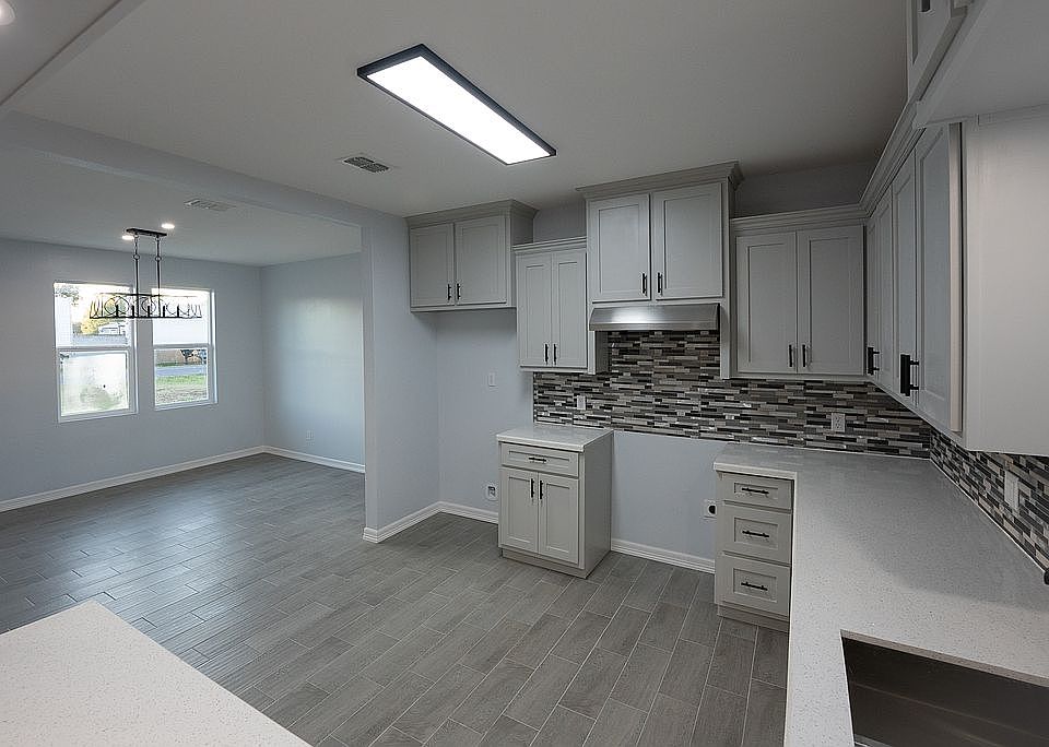 1st image of 203 Flores Dr
