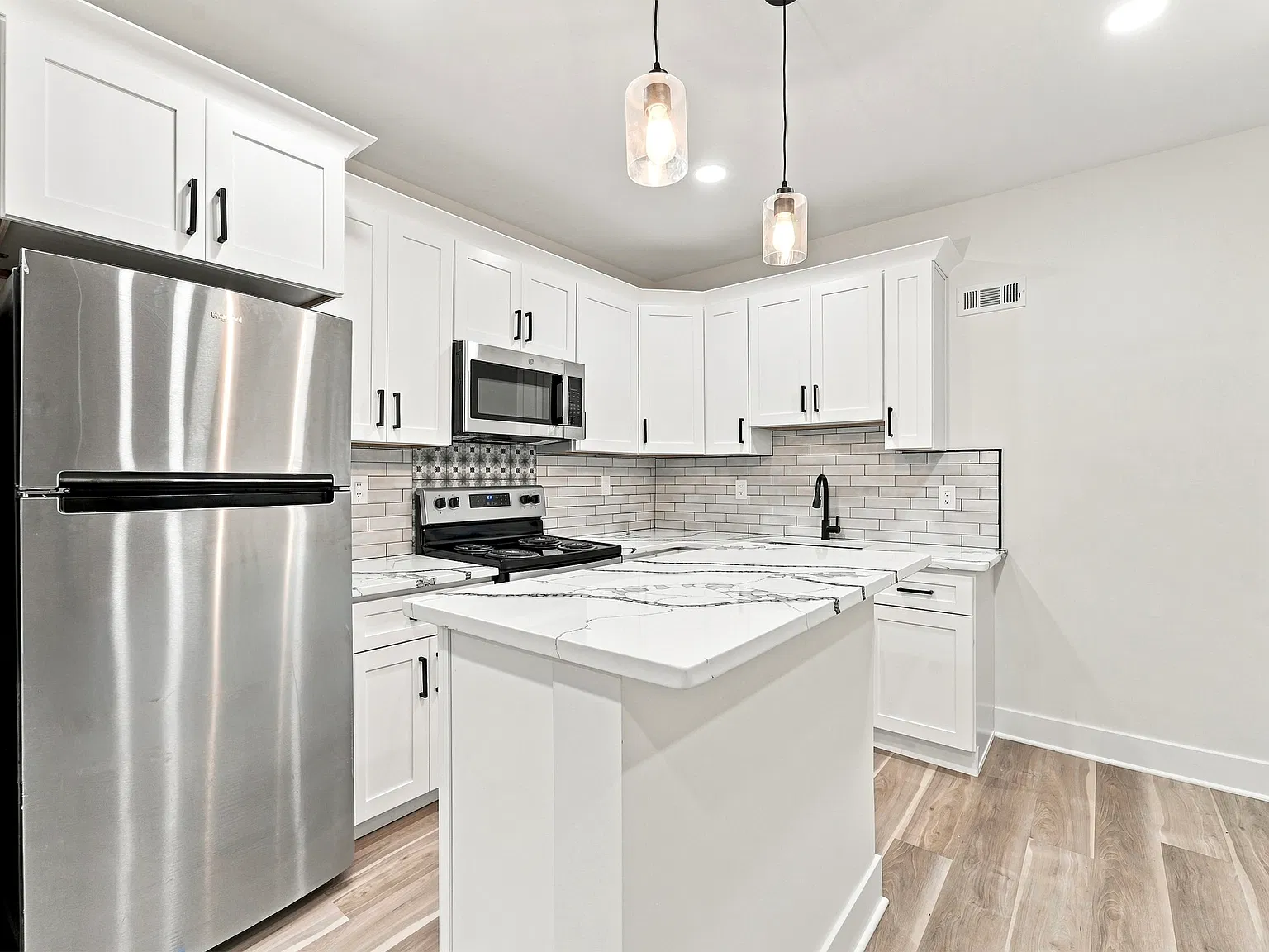 2 bed, 800 sqft, $2,000 — Photo 1