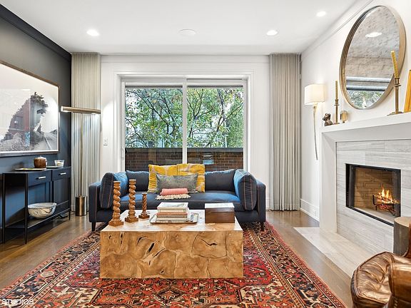 3rd image of 637 W Melrose St APT 1