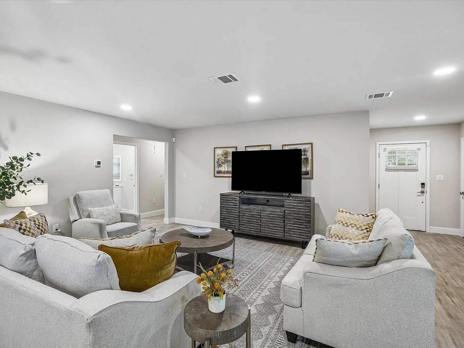3 bed, 6.0 bath, 1594 sqft, $3,600 — Photo 3