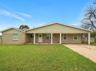 900 N 4th St, Iowa Park, TX 76367