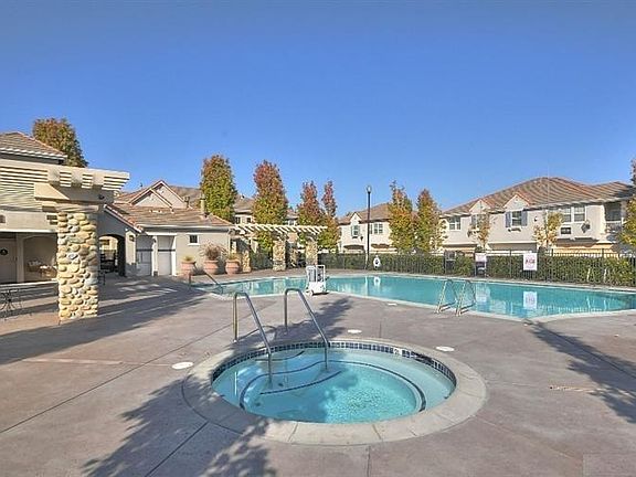 Clubhouse/Pool/Hot Tub