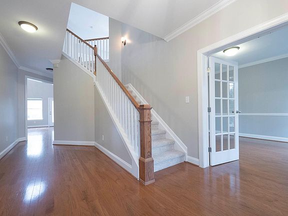 4th image of 313 Meadowglade Ln