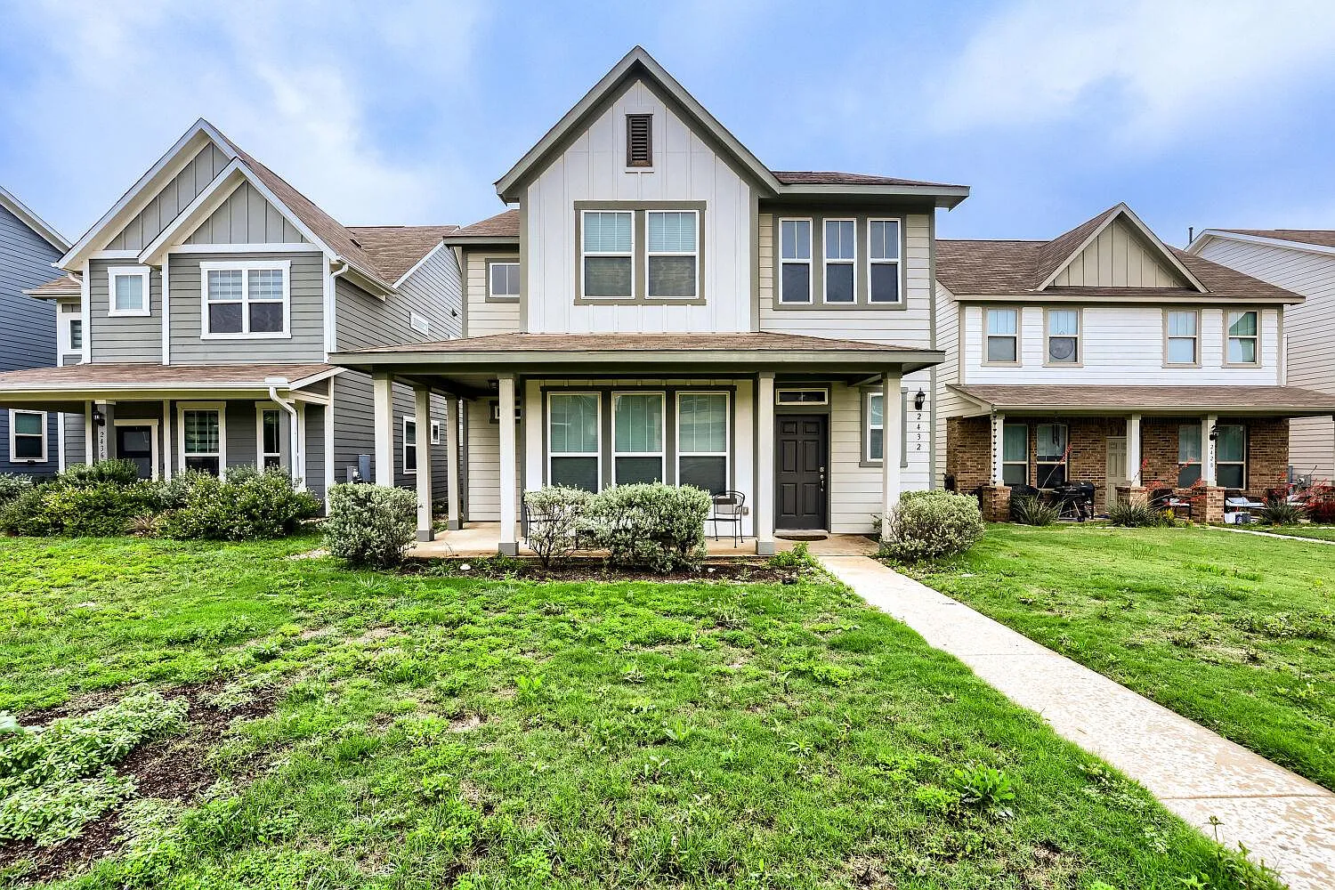 4 bed, 3.0 bath, 2434 sqft, $2,100 — Photo 3