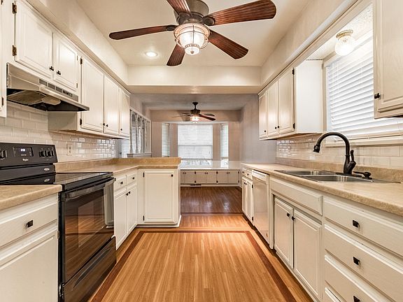 3rd image of 2821 Parkside Dr