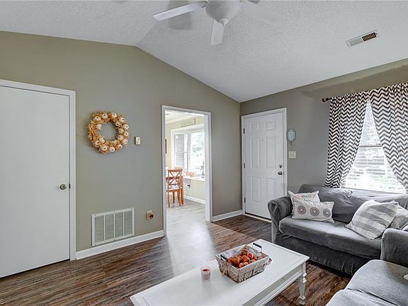 4th image of 622 Rock Garden Cir