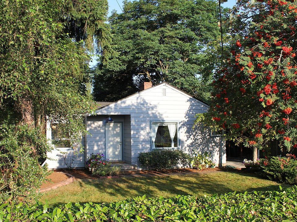 Front yard and main entrance
